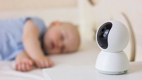 baby slaapt met babyfoon ernaast - is babyfoon met camera veilig?